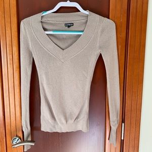 Small brown v-neck sweater